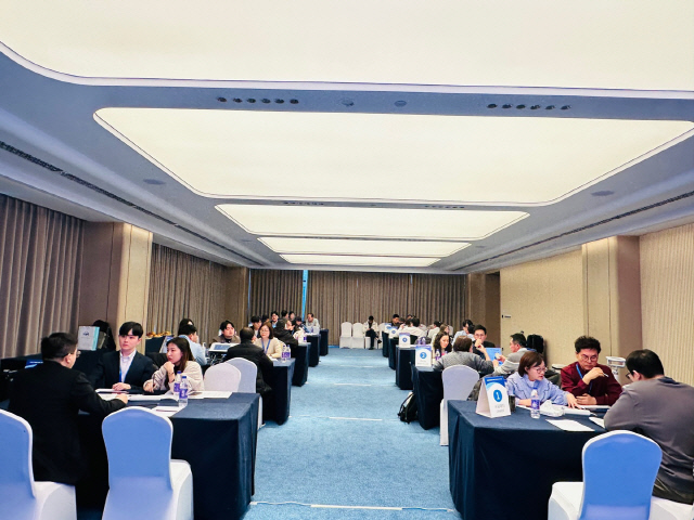 11월 30일 중국 허난성 안양에서 열린 '샹위 메디컬 의료기기 전시 상담회'에서 한국 의료기기 기업이 샹위 메디컬과 협력업체와 수출 상담을 하고 있다. <대한무역투자진흥공사 제공>